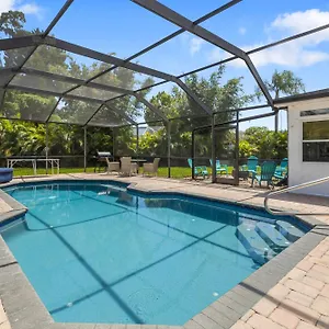  Holiday home Relaxing Coastal Comfort - Heated Pool